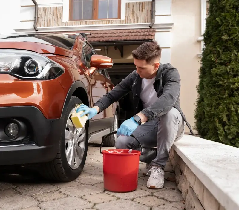Lavage auto à domicile La Bégude-de-Mazenc : professionnel intervenant sur un véhicule